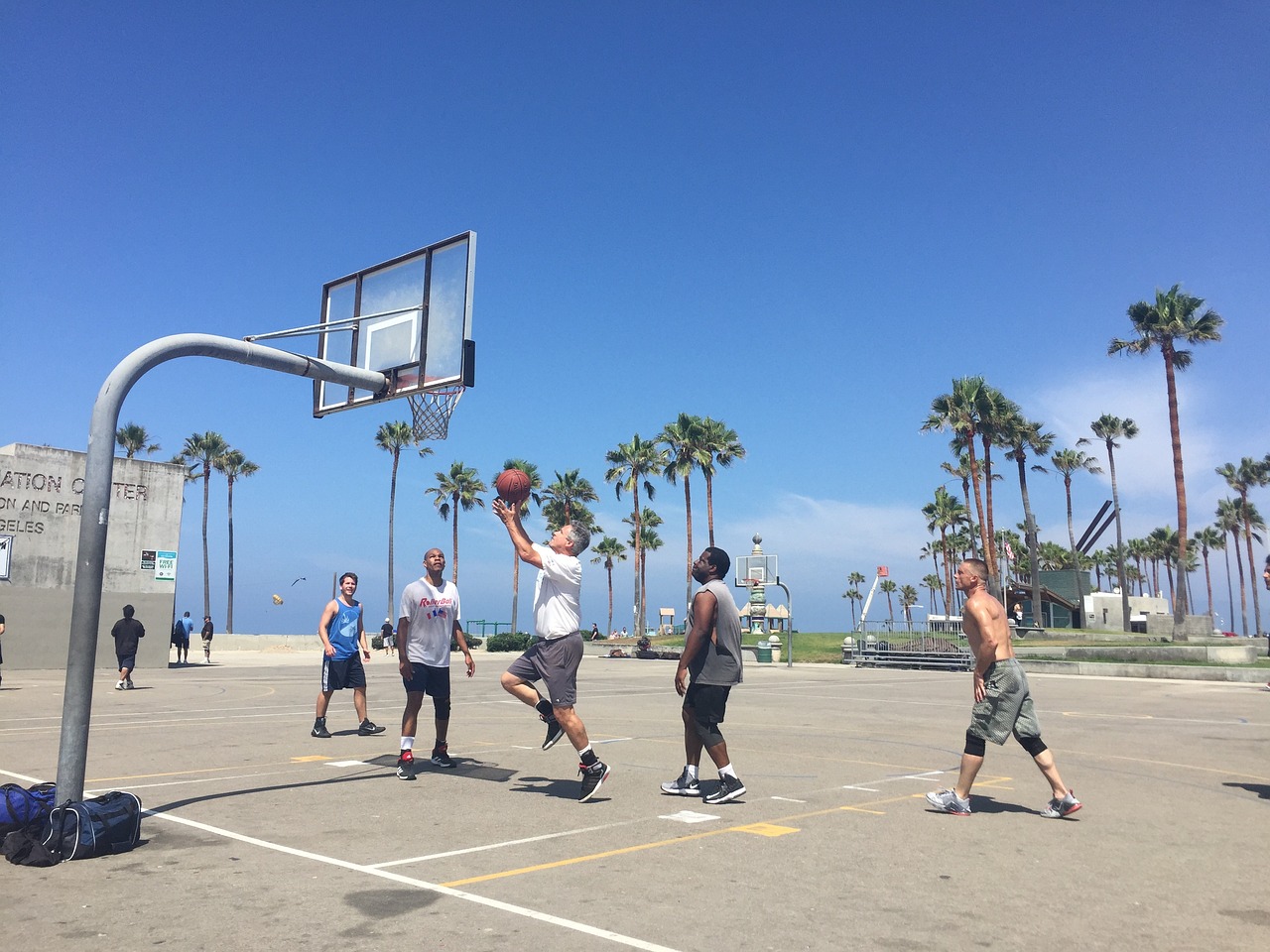 NBA赛场热血激战，精彩瞬间与背后故事