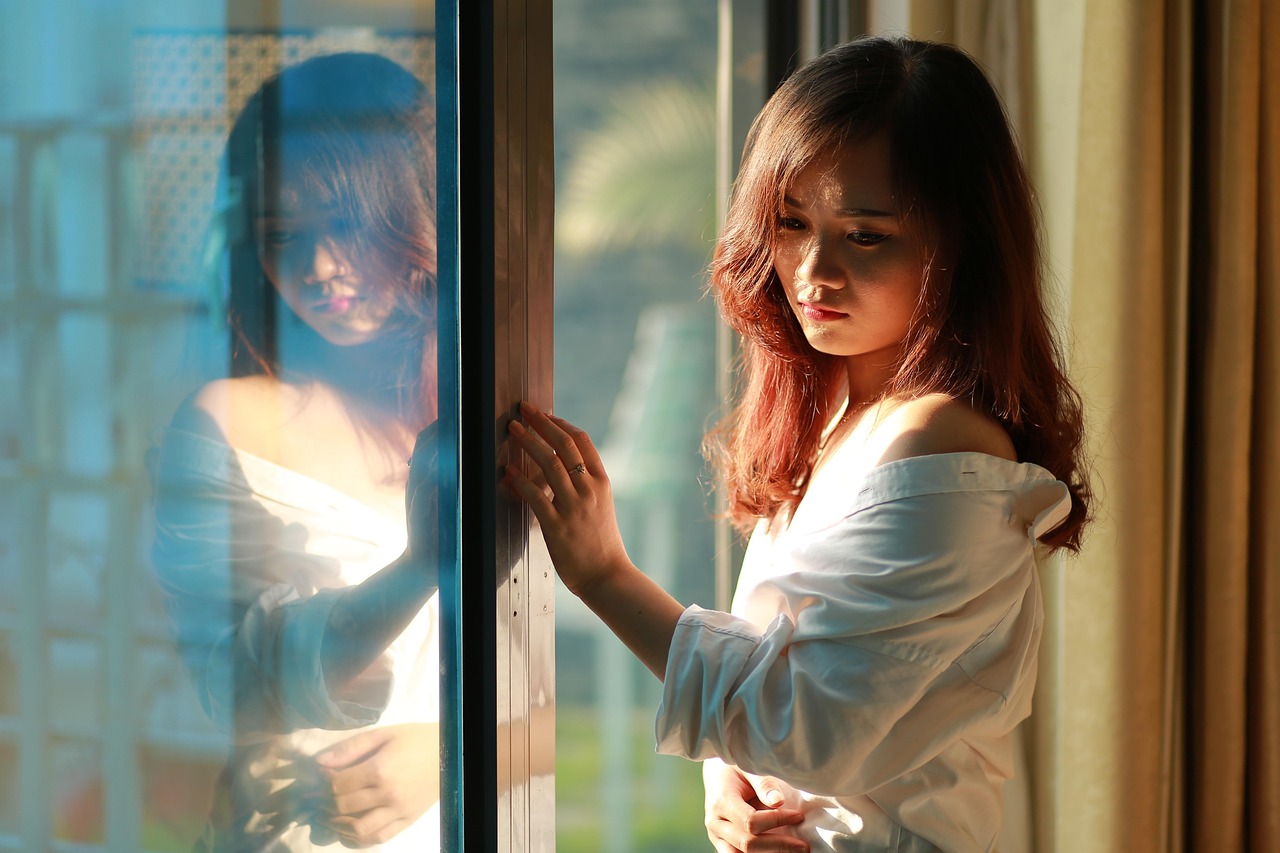 吕婷华近期写真——展现璀璨光影中的时尚魅力